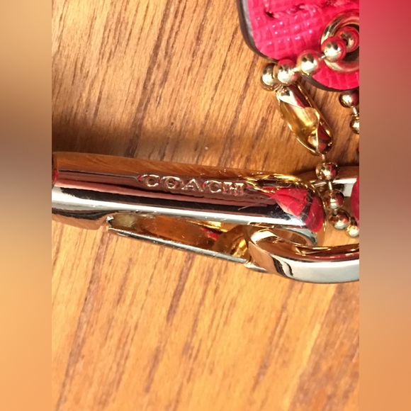 NWOT COACH Hot Pink Leather Handbag w/Buckle Chain Adjustable Strap. Zip closure - Picture 4 of 14